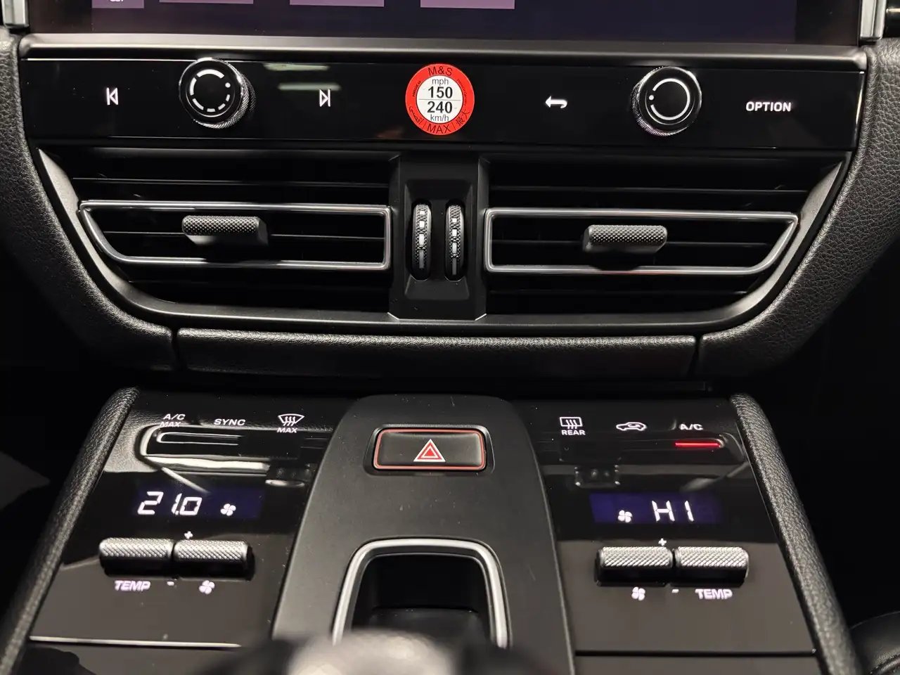 Porsche Macan photo Porsche Macan