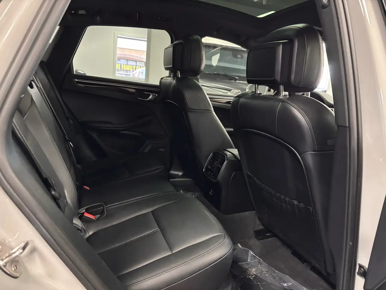 Porsche Macan photo Porsche Macan