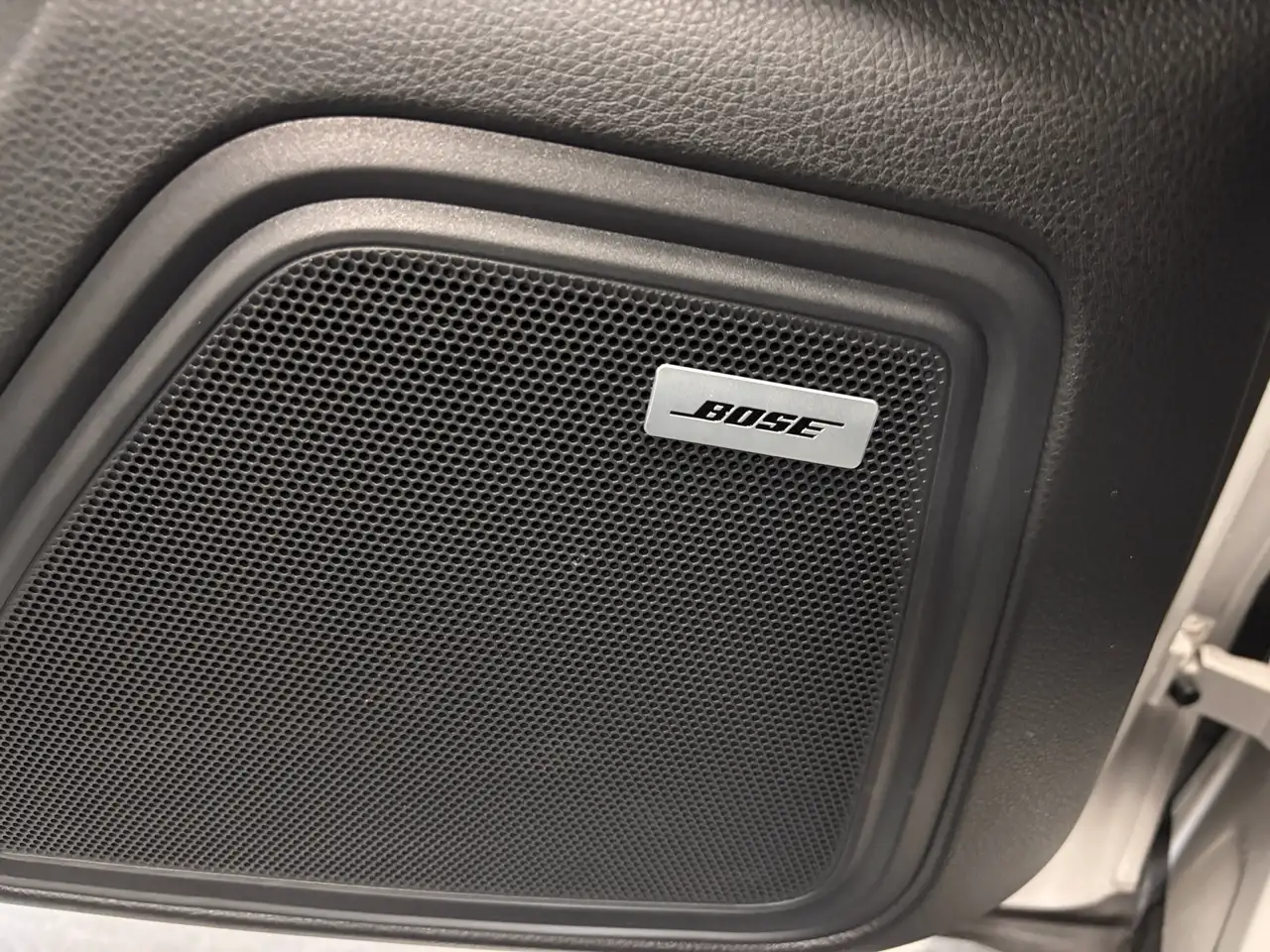 Porsche Macan photo Porsche Macan