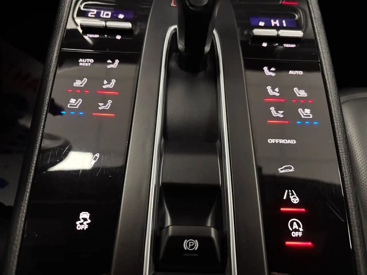 Porsche Macan photo Porsche Macan