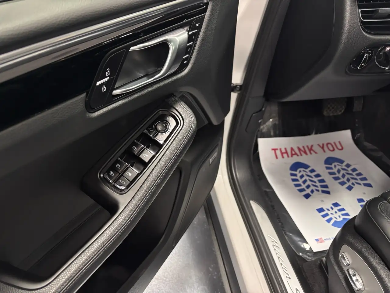 Porsche Macan photo Porsche Macan