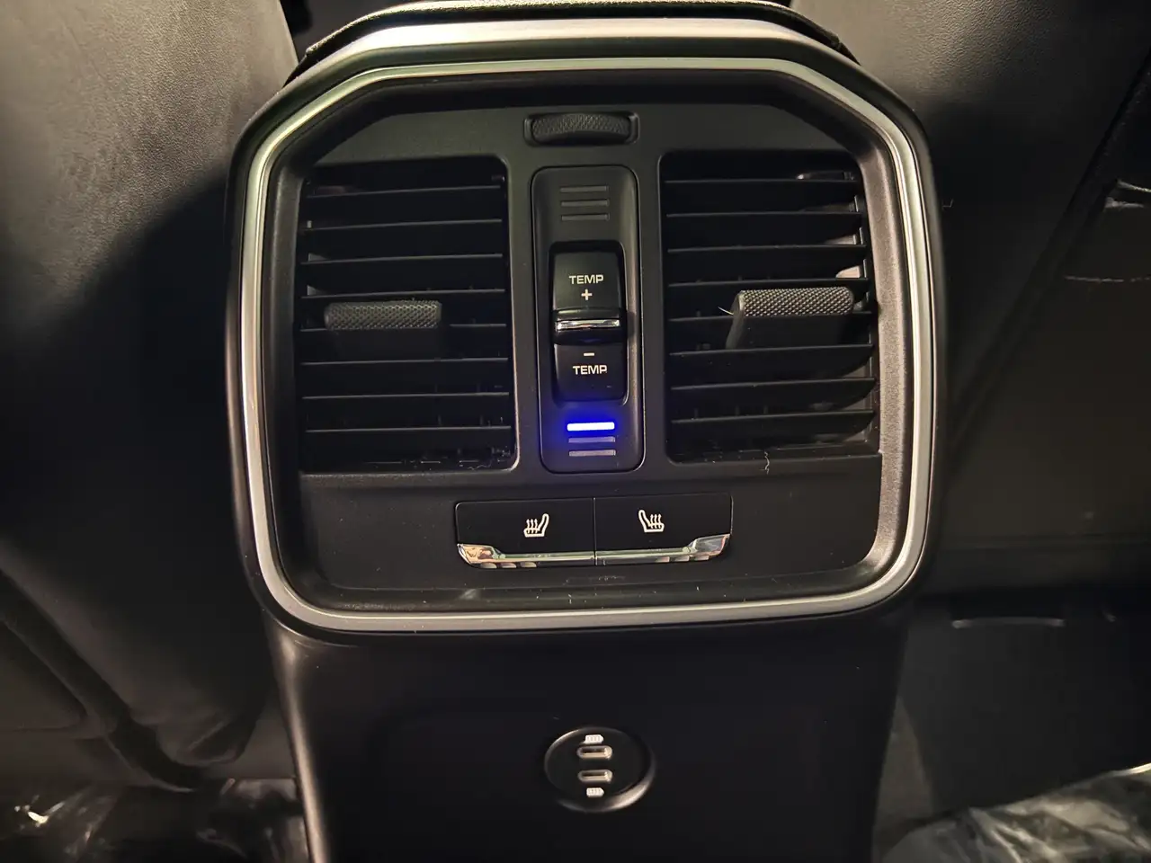 Porsche Macan photo Porsche Macan