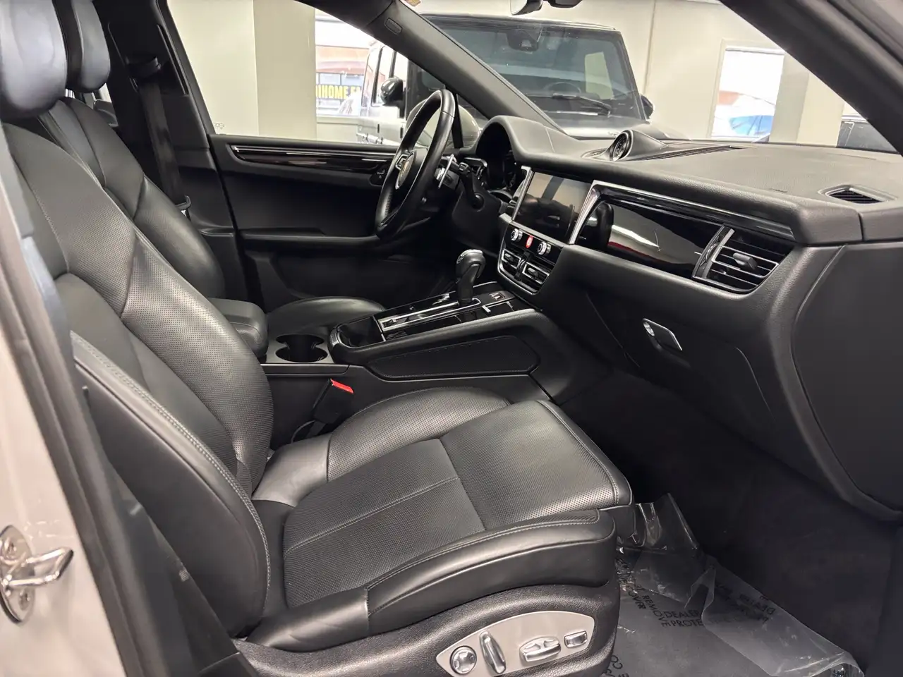 Porsche Macan photo Porsche Macan