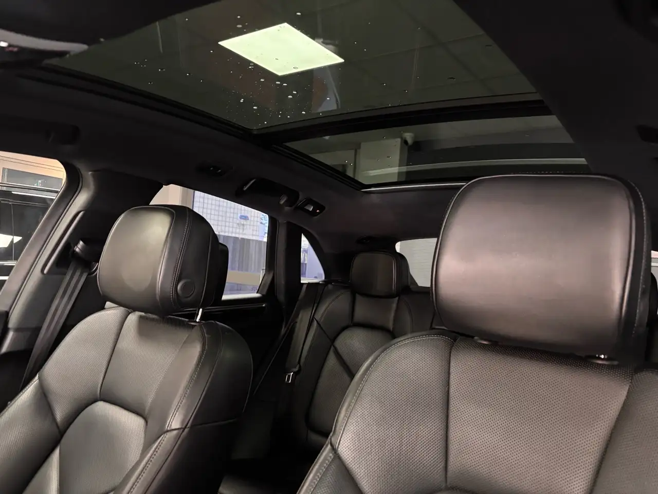 Porsche Macan photo Porsche Macan