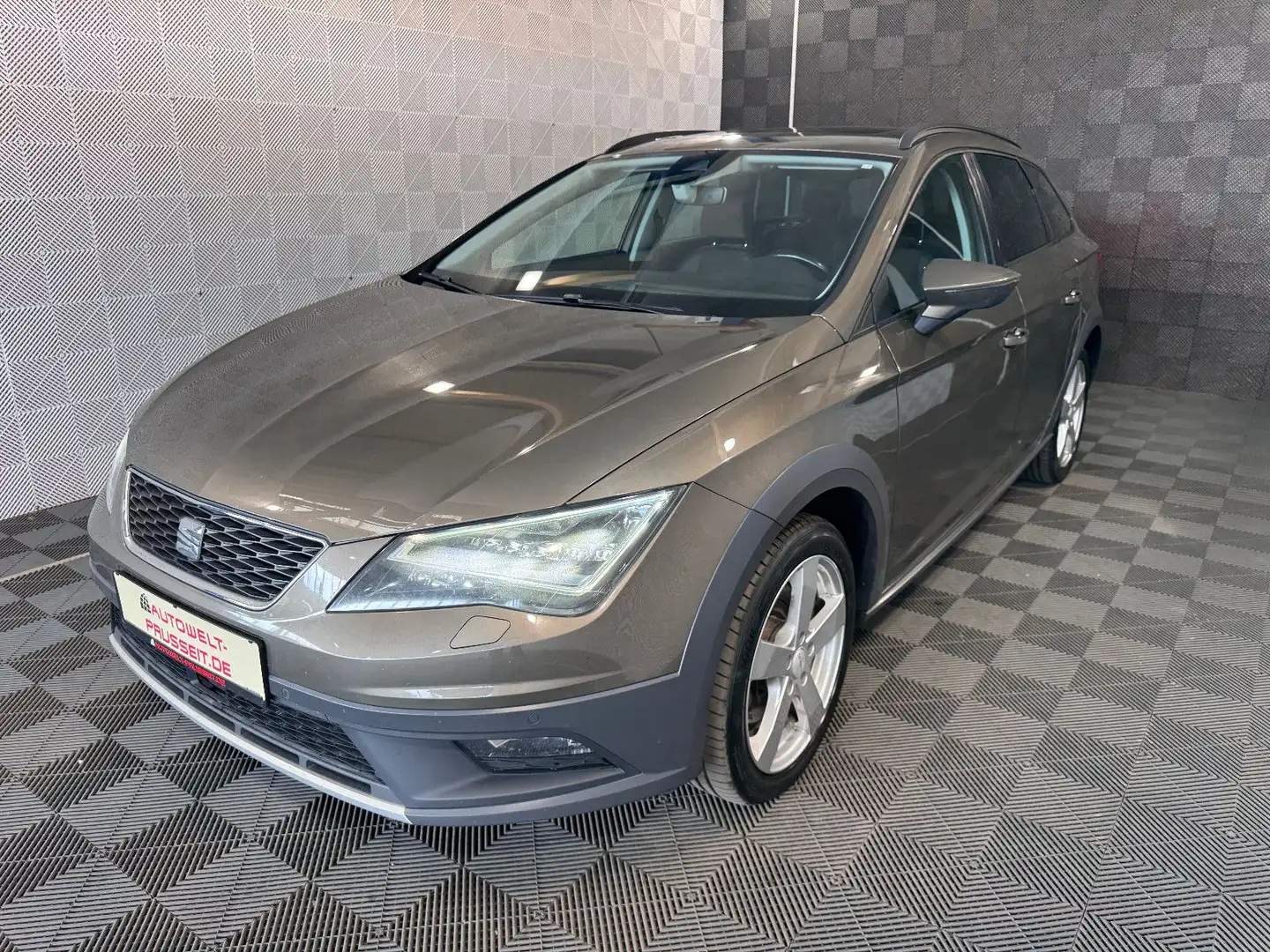 SEAT Leon ST*X-PERIECE*4DRIVE-DSG-PANO-LED-DCC-NAVI Braun - 2