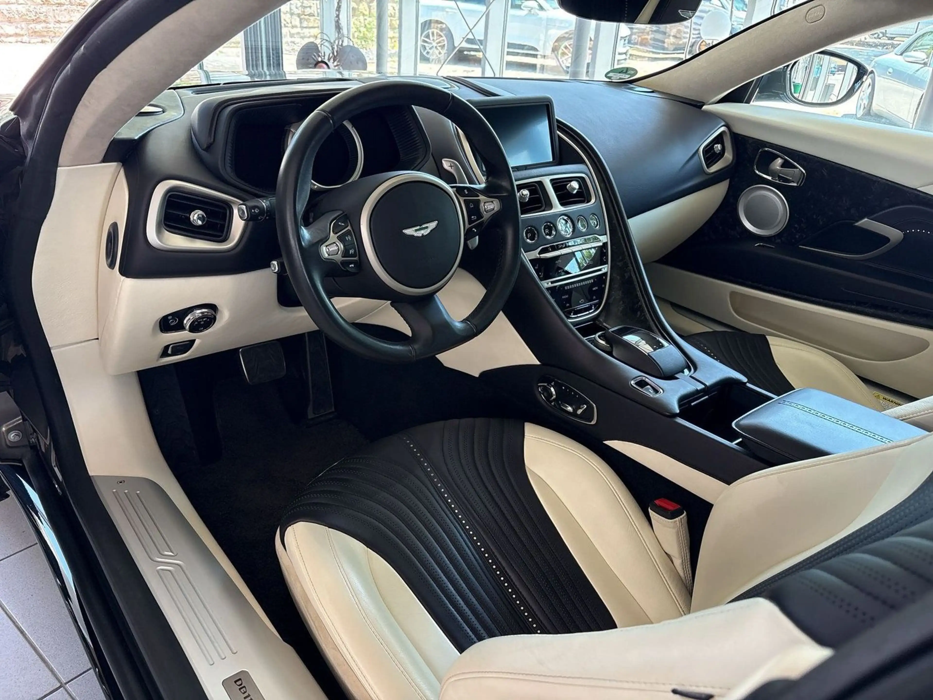 Aston Martin DB11 V12 LAUN. EDI. FOLIERT AMR UPGRADE B&O — photo 11