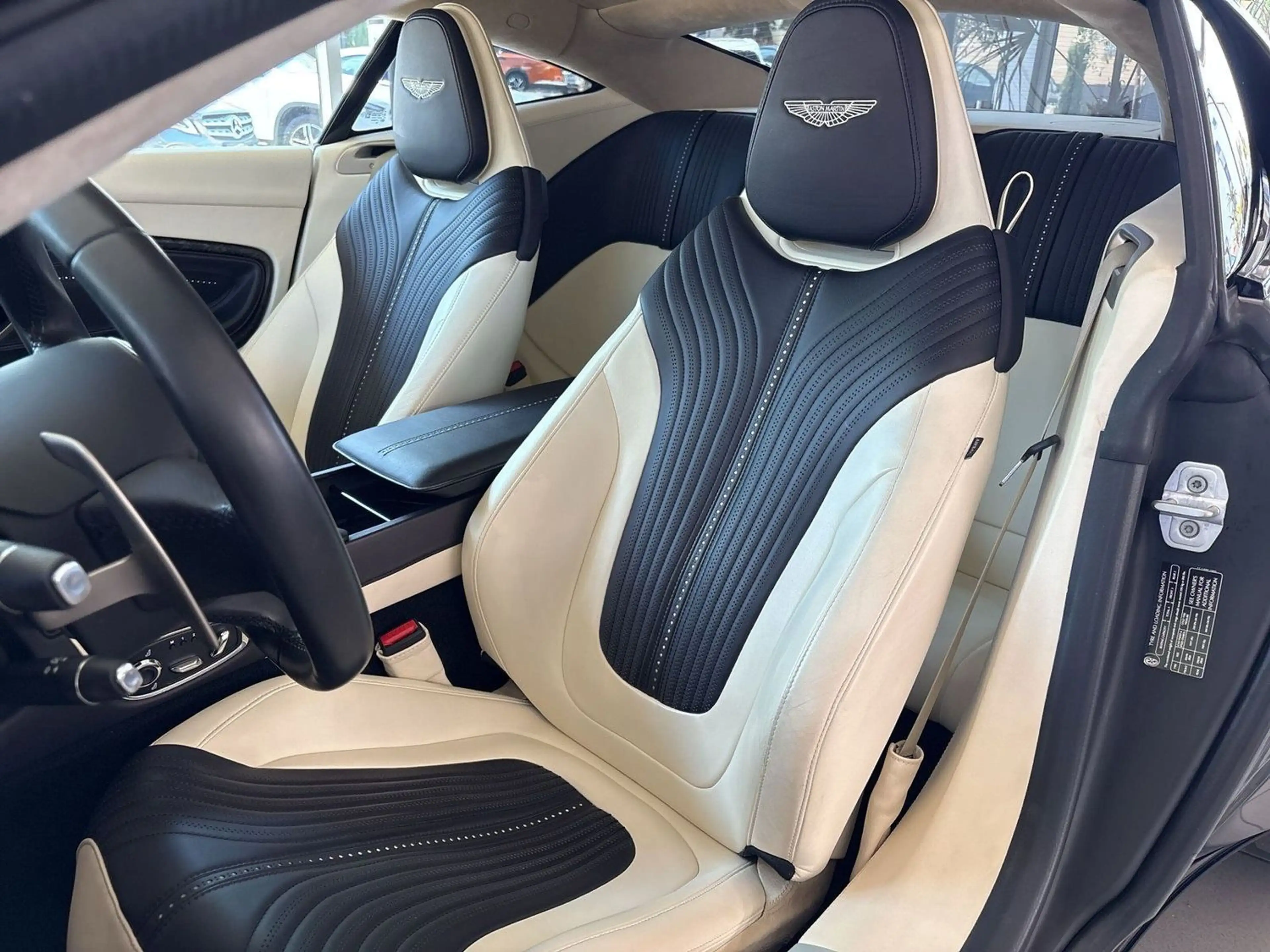Aston Martin DB11 V12 LAUN. EDI. FOLIERT AMR UPGRADE B&O — photo 10