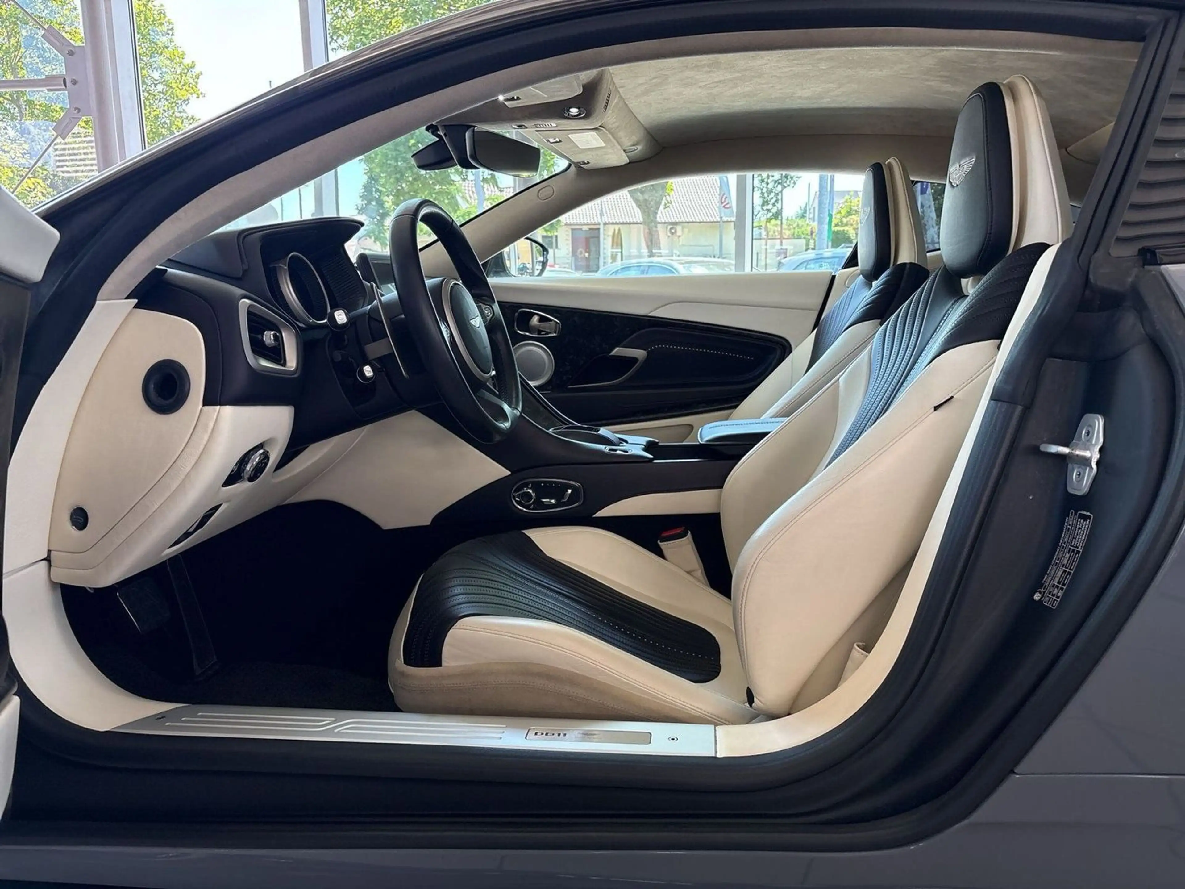 Aston Martin DB11 V12 LAUN. EDI. FOLIERT AMR UPGRADE B&O — photo 9