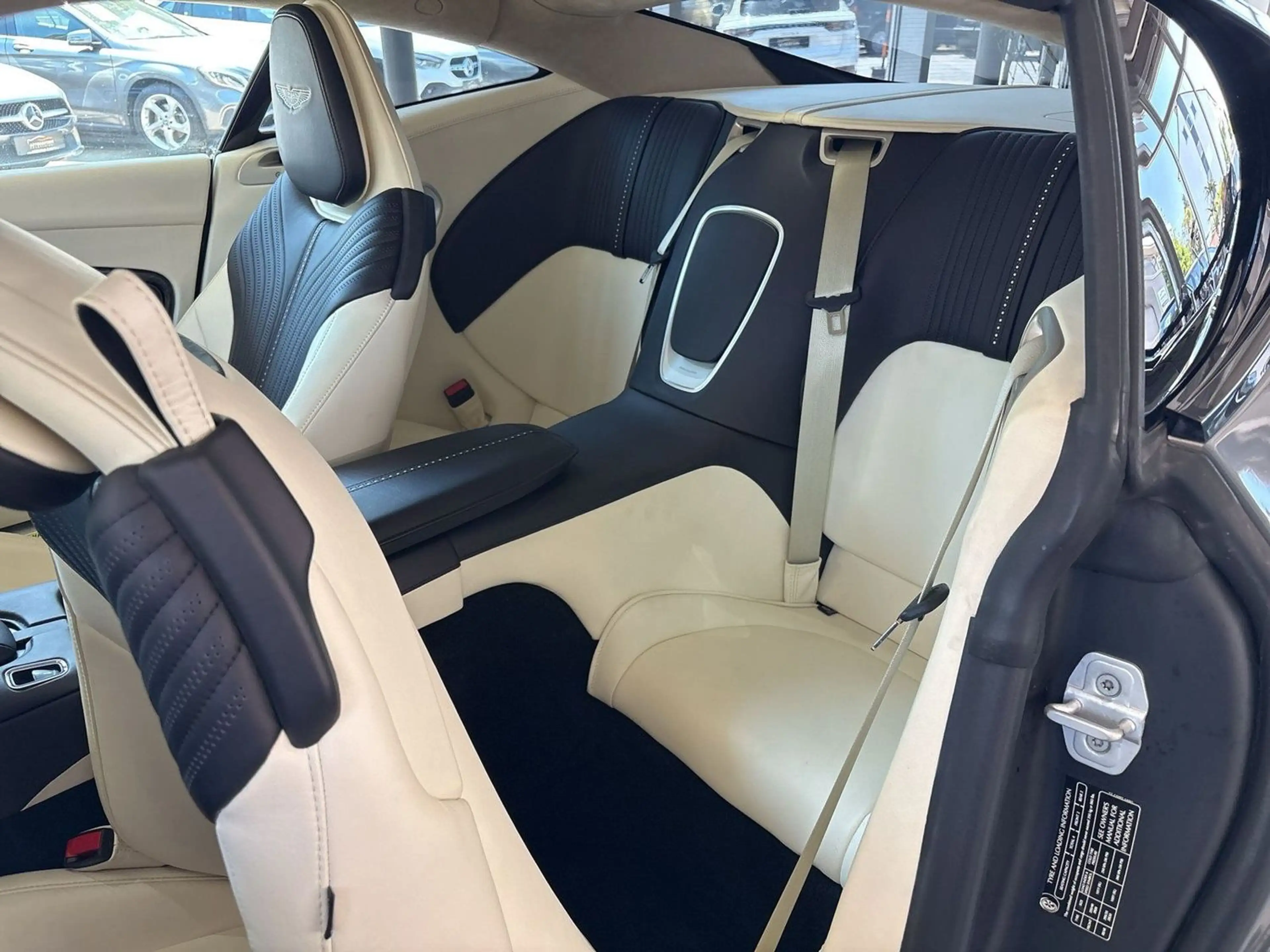 Aston Martin DB11 V12 LAUN. EDI. FOLIERT AMR UPGRADE B&O — photo 12