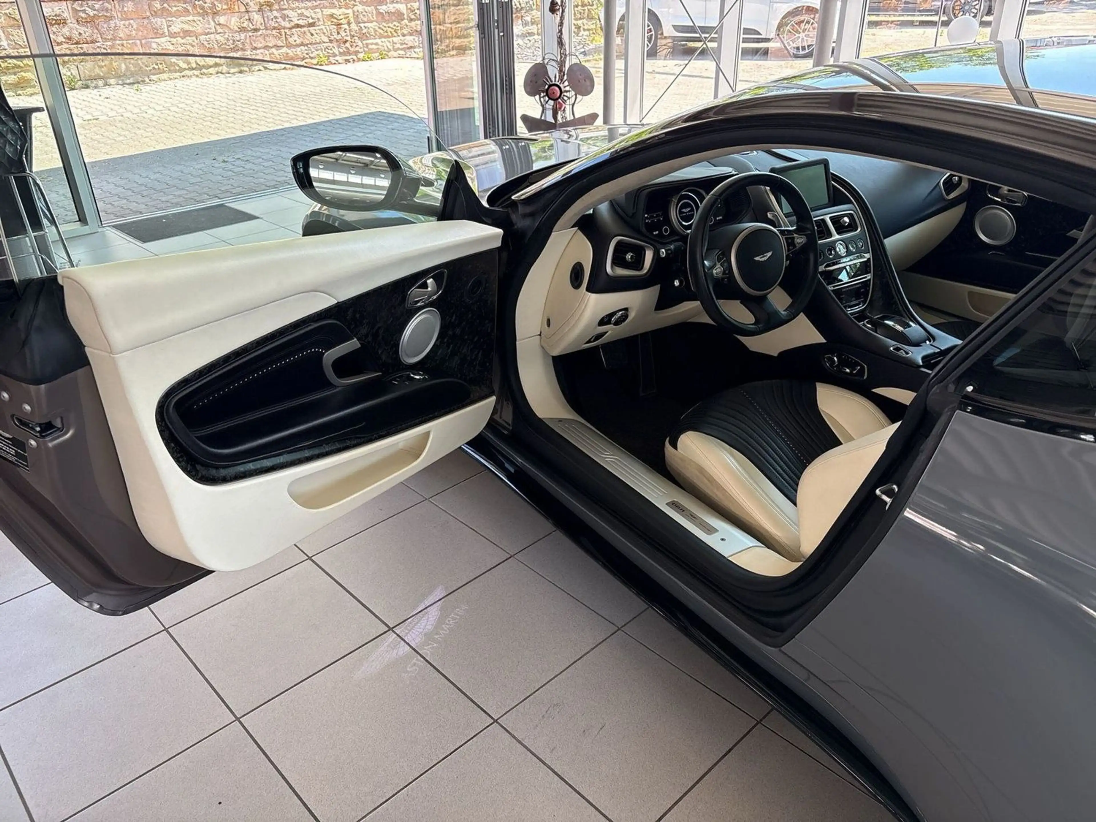 Aston Martin DB11 V12 LAUN. EDI. FOLIERT AMR UPGRADE B&O — photo 5