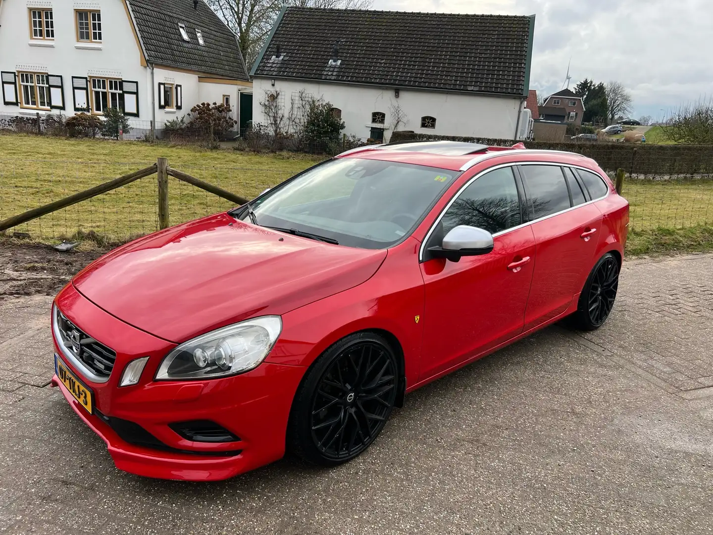 Volvo V60 3.0 T6 AWD R-Design Červená - 1