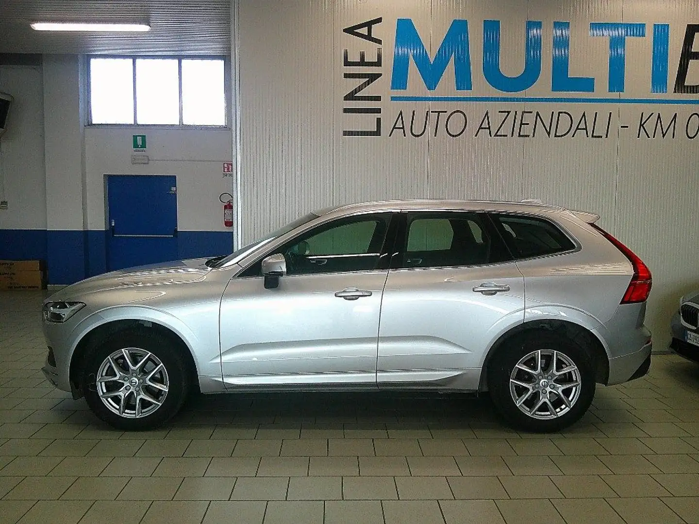 Volvo XC60 B4(d) AWD Automatico Momentum Pro Garanzia 24M Grigio - 2