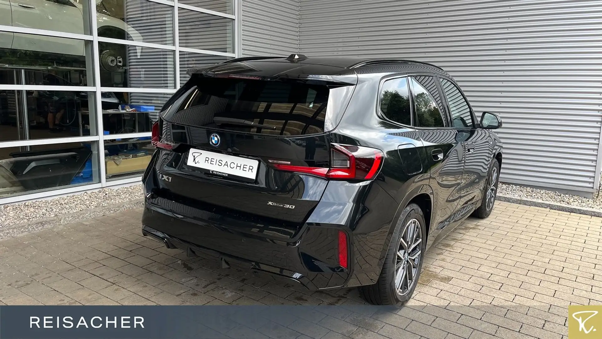 BMW iX1 IX1 A XDRIVE30 M-Sport,AHK,el.Sitz+Mem,DA+,Autom Schwarz - 2