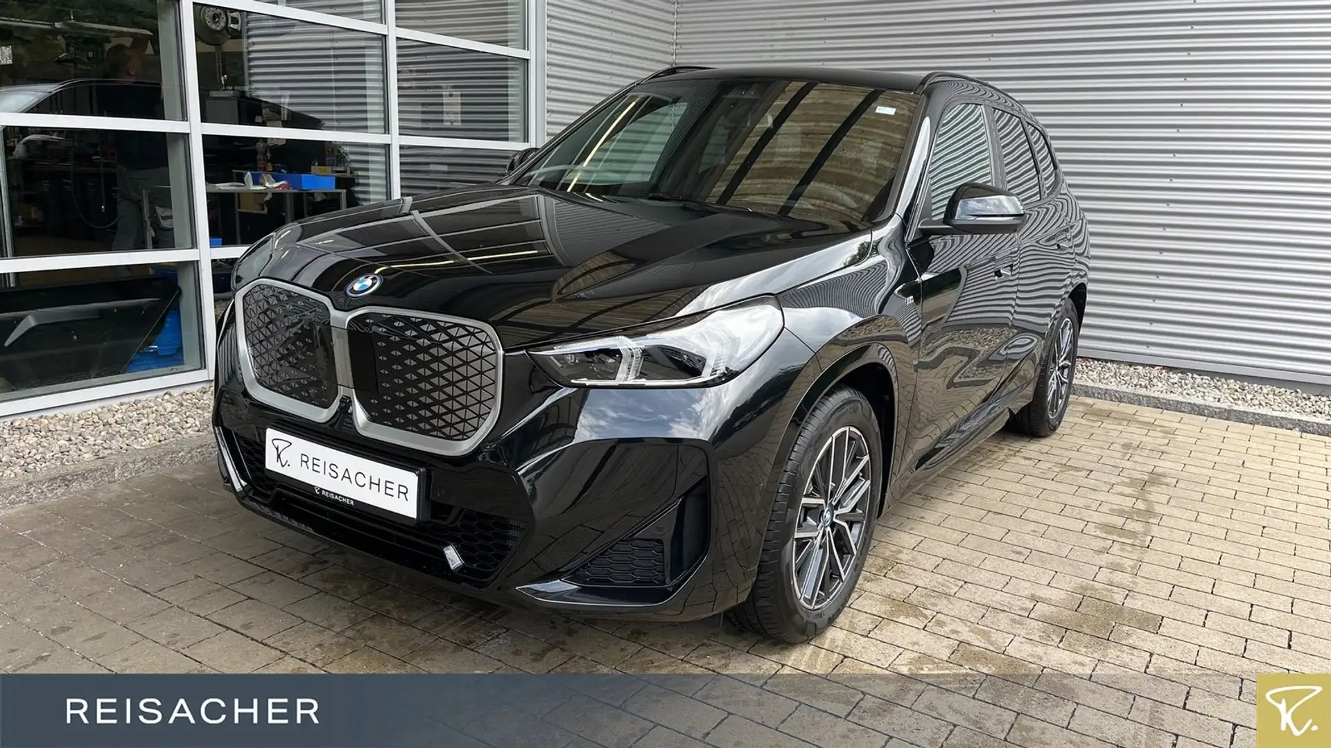 BMW iX1 IX1 A XDRIVE30 M-Sport,AHK,el.Sitz+Mem,DA+,Autom Schwarz - 1