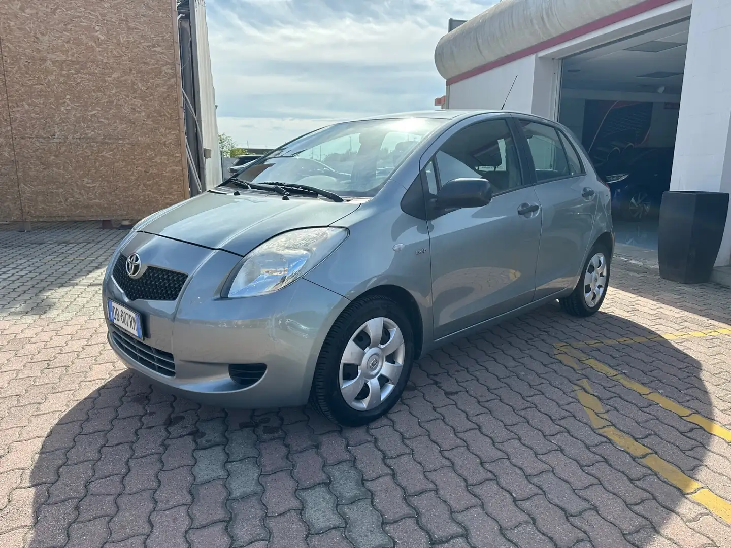 Toyota Yaris 1.4 D-4D 5 porte Šedá - 1