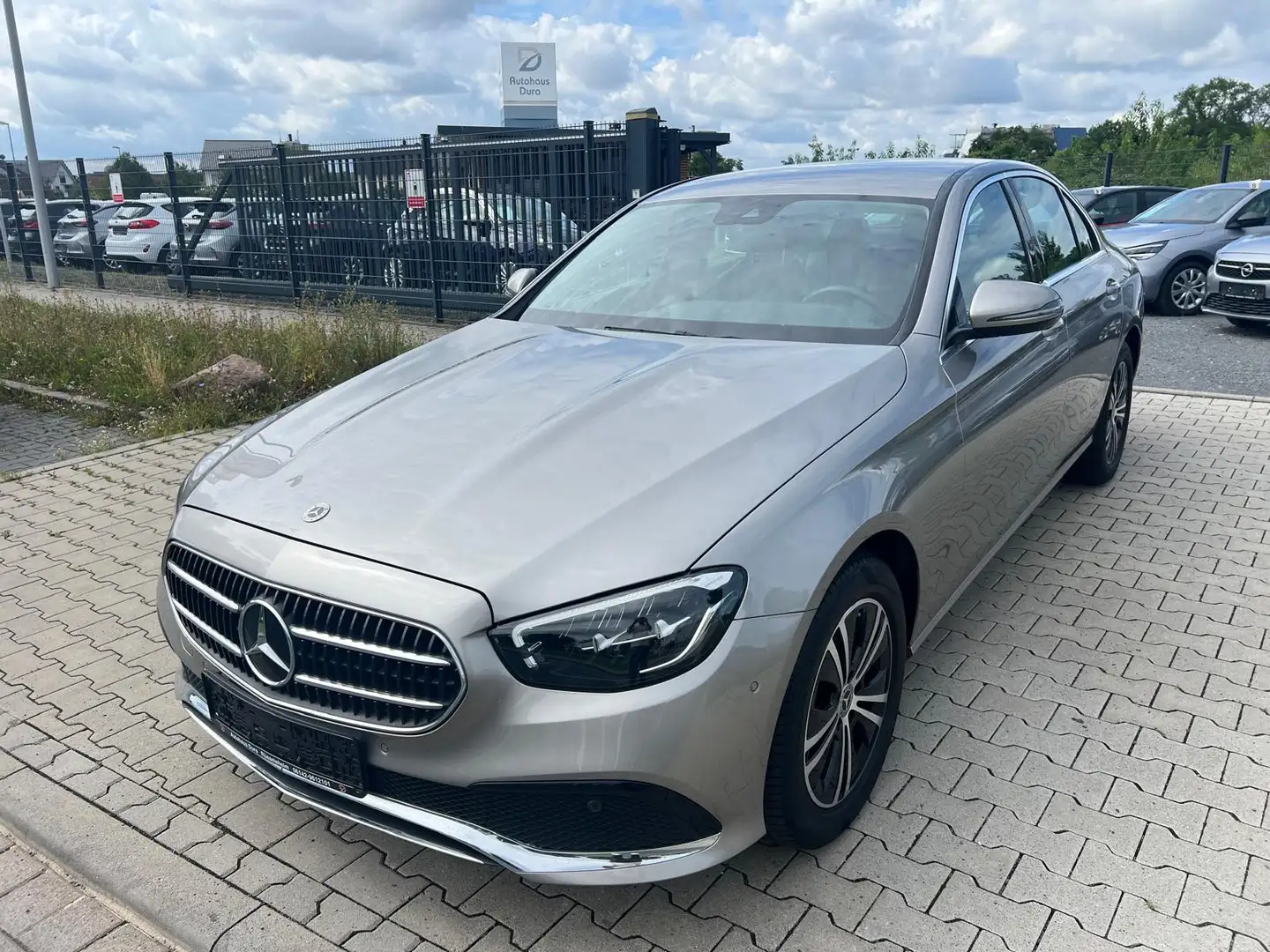 Mercedes-Benz E 220 d Avantgarde Limo Aut. Navi+Led+Kamera+Shz Gris - 2