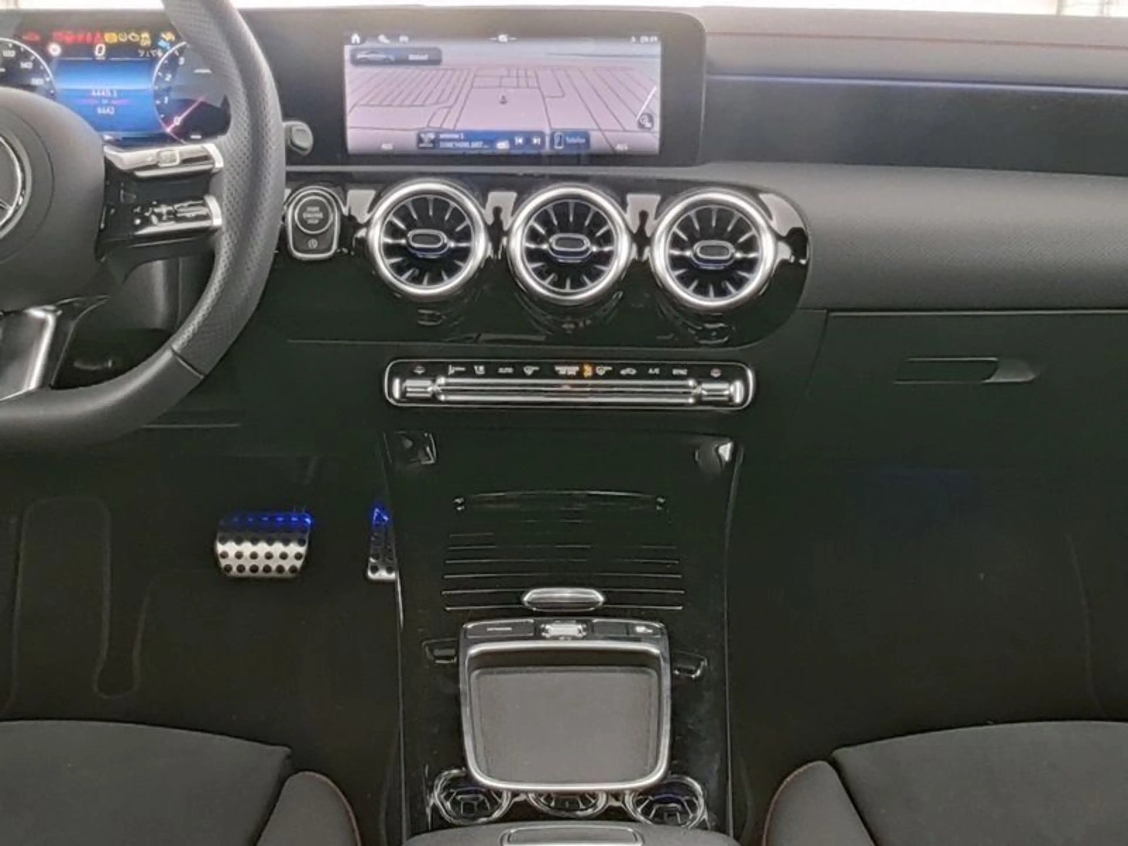 Mercedes-Benz CLA 200 AMG Plus*HUD*Pano*360°*Distronic*MuBeam* — photo 5