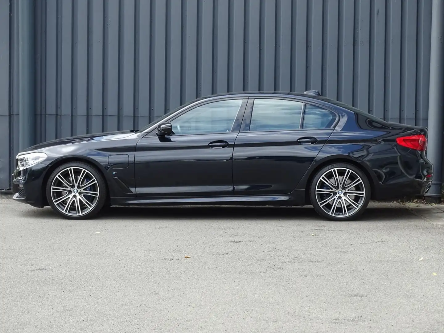 BMW 530 5-serie 530e iPerformance High Executive Edition Zwart - 2