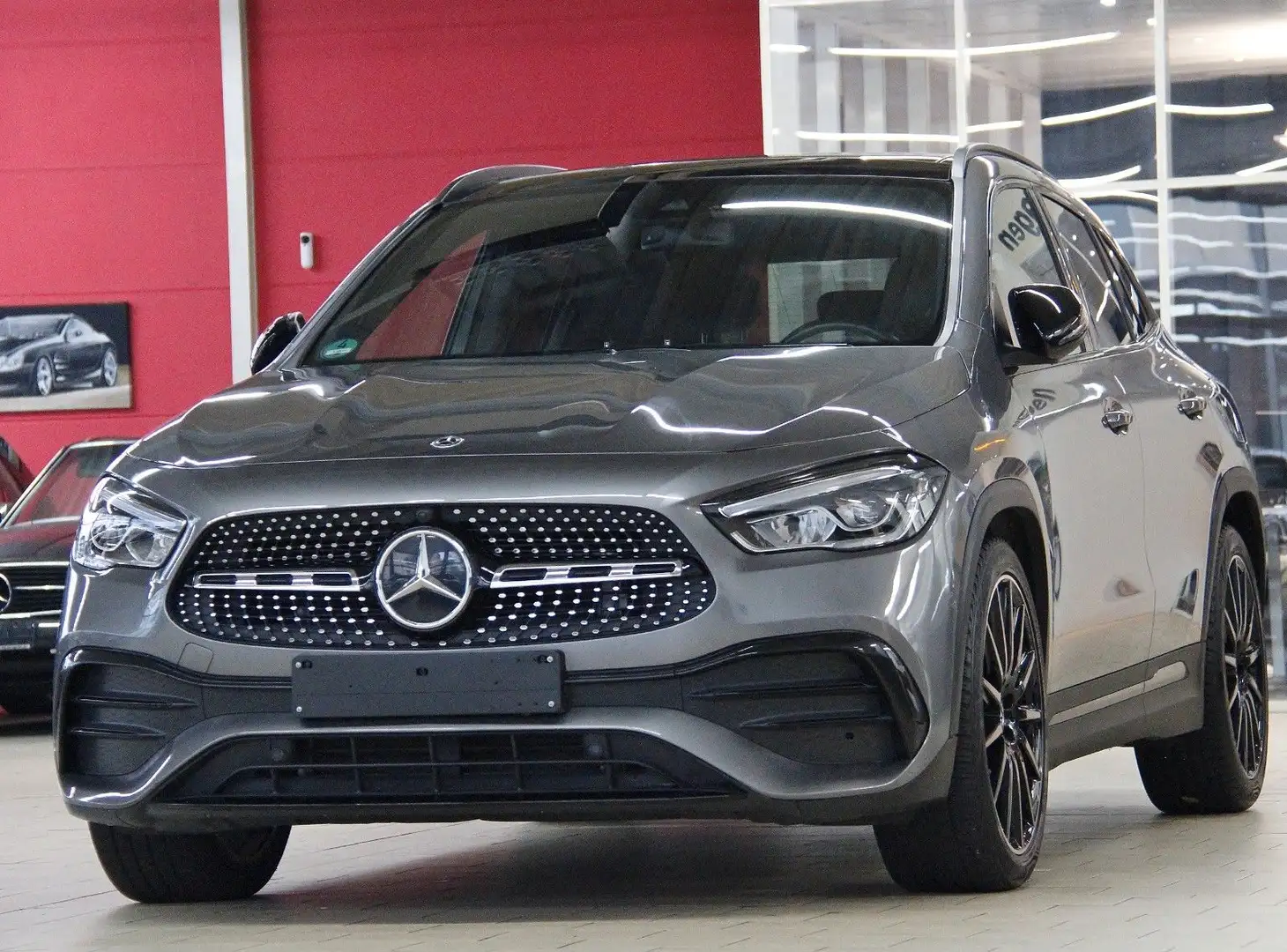 Mercedes-Benz GLA 200 GLA200d AMG NiGHT *KAMERA*PANORAMA*20"AMG* Grau - 1