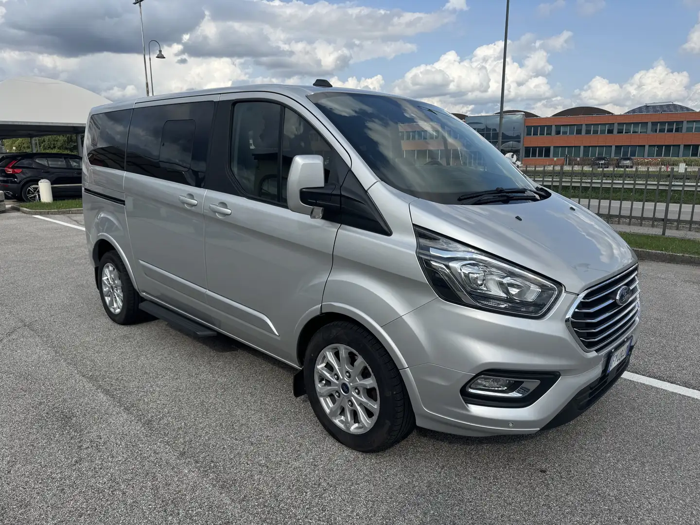 Ford Tourneo Custom Titanium 2.0 TDCi 130CV Manuale PassoCorto 8 posti Gris - 2
