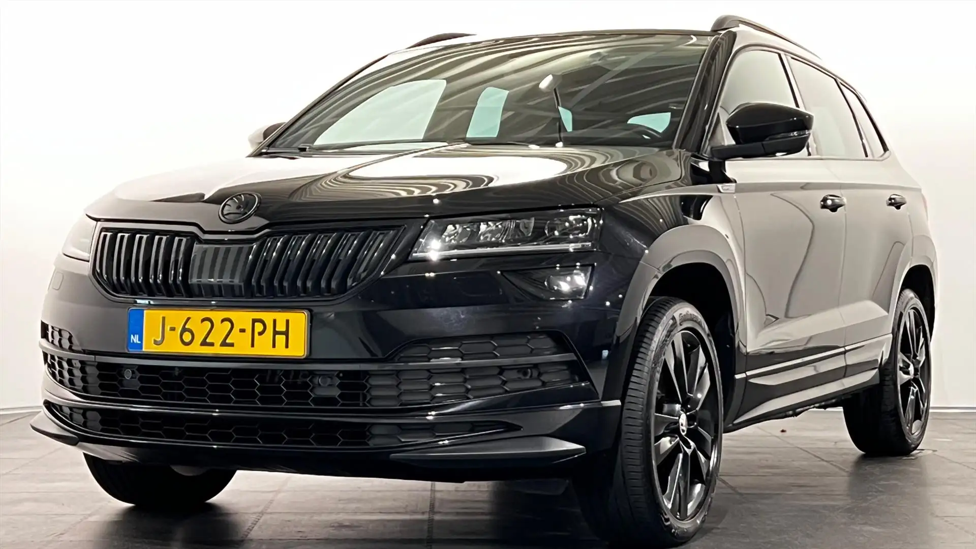 Skoda Karoq 1.5 TSI 150PK AUTOMAAT SPORTLINE PANO LED NAVI NAP Zwart - 2