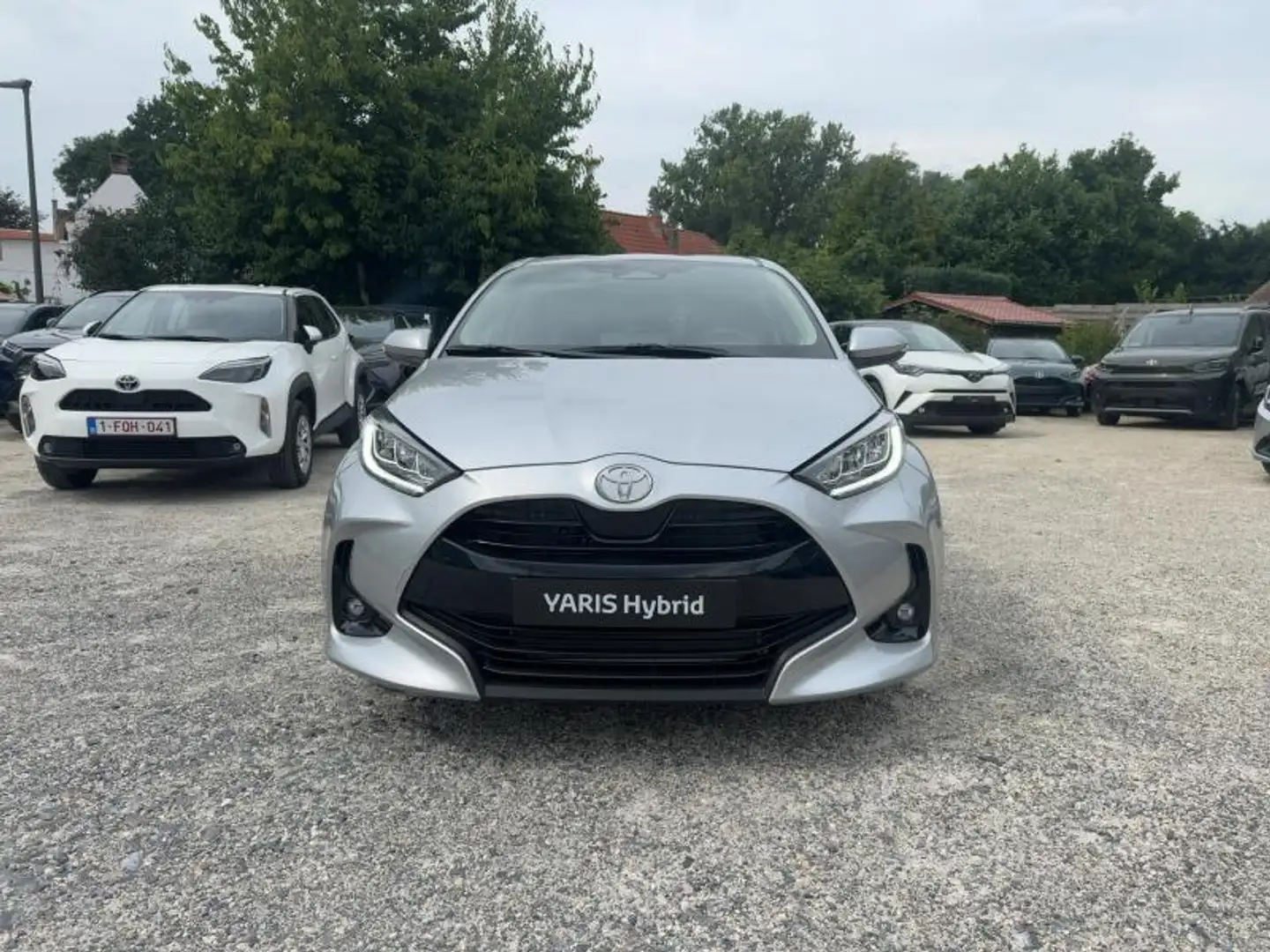 Toyota Yaris Iconic Silber - 2