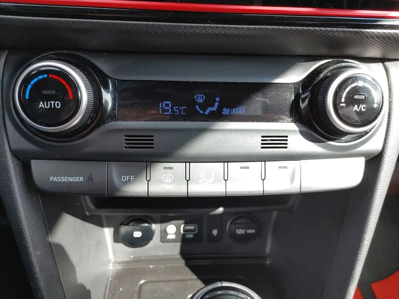 Hyundai KONA снимка Hyundai KONA