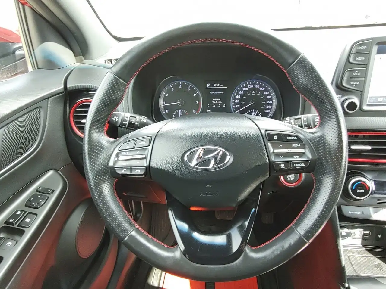 Hyundai KONA снимка Hyundai KONA