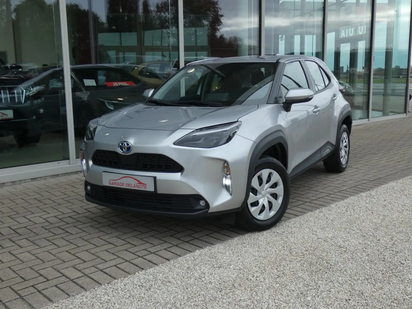 Toyota Yaris Cross 1.5i HYBRID Dynamic +Carplay +Parkeercamera Zilver - 2