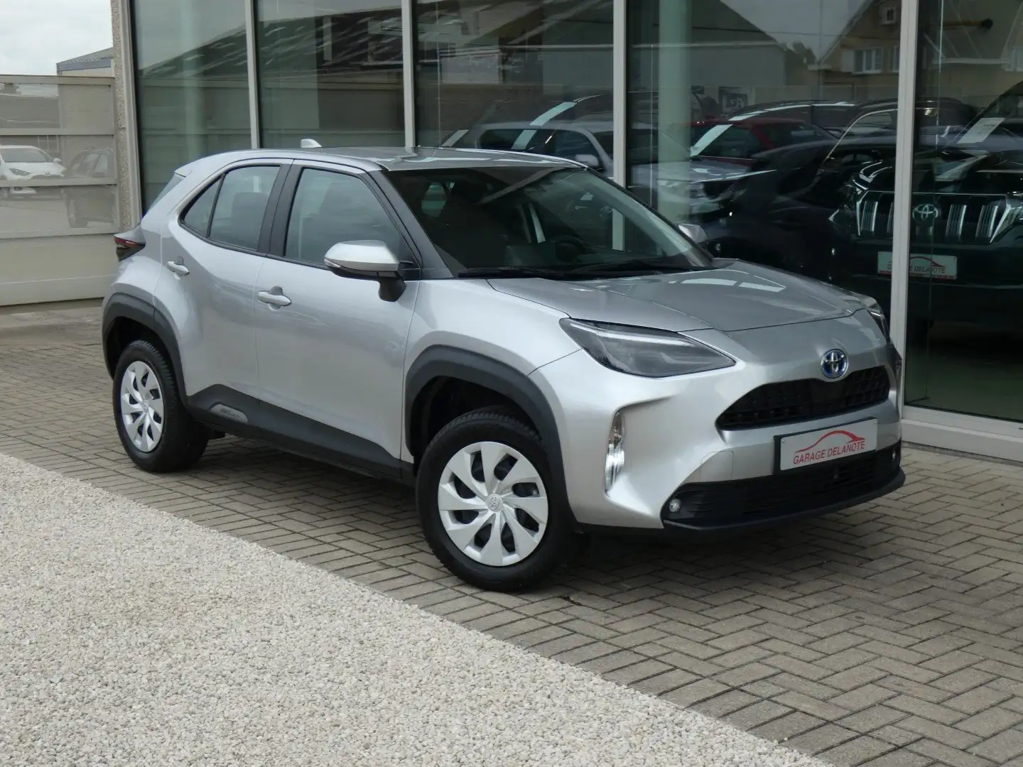 Toyota Yaris Cross 1.5i HYBRID Dynamic +Carplay +Parkeercamera Zilver - 1