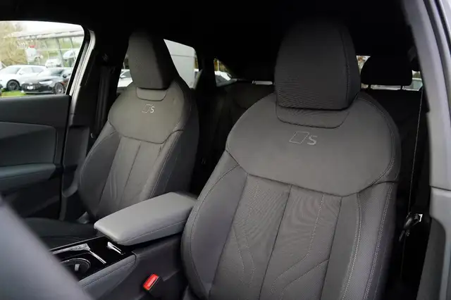 Audi Q3 view 9