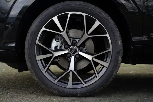 Audi Q3 view 5
