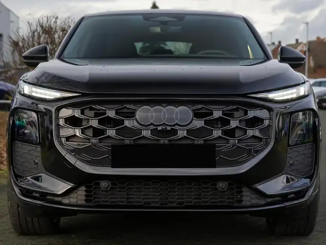 Audi Q3 view 4