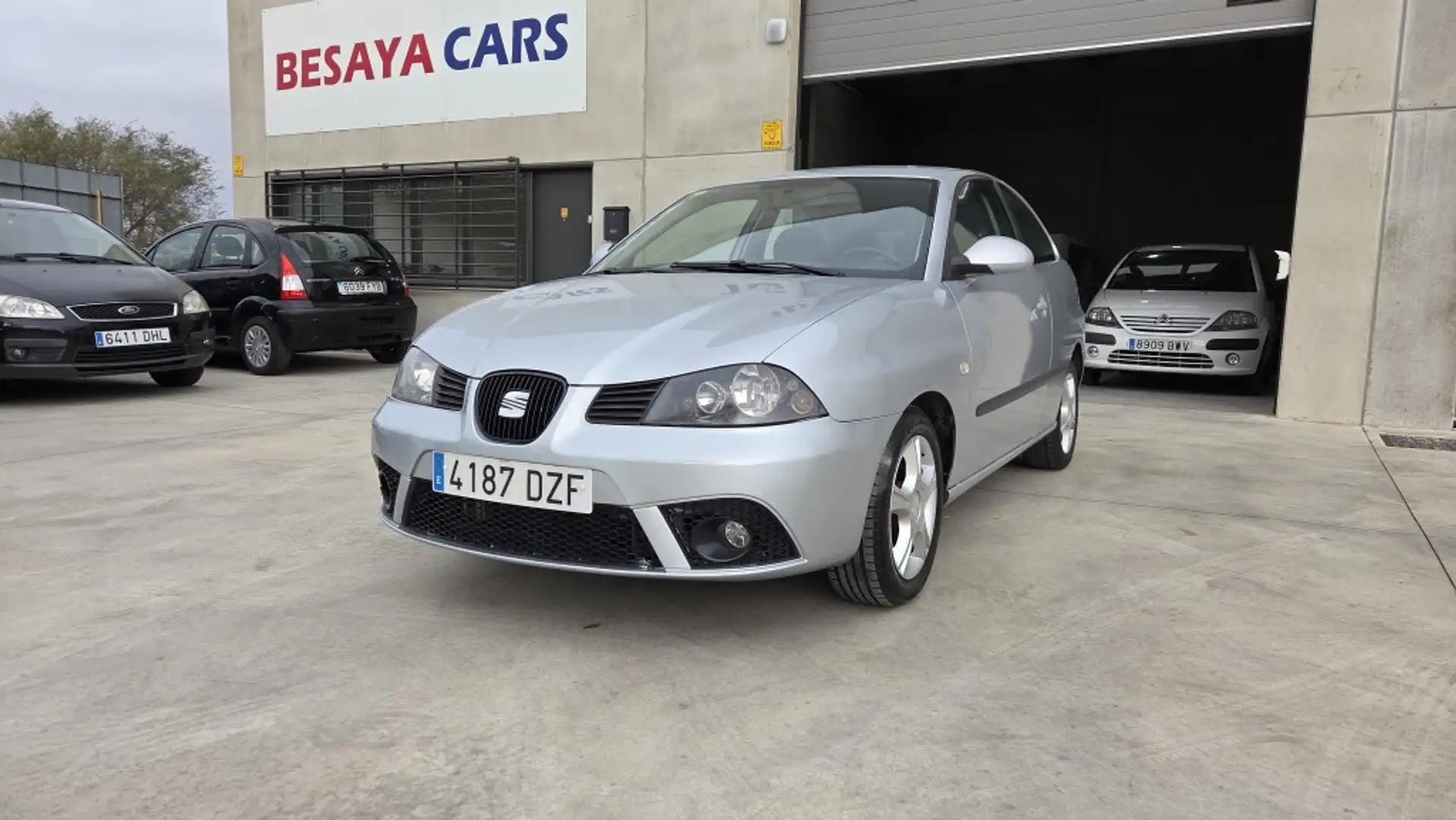 SEAT Ibiza 1.4 16v Stylance 100 Gris - 2