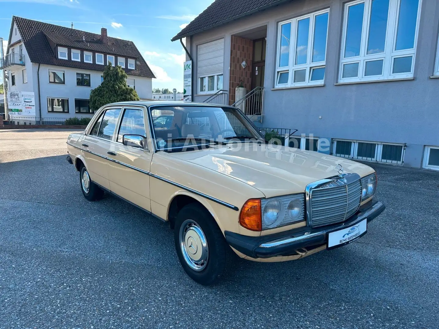 Mercedes-Benz E 230 W 123 Schiebedach TÜV Neu Oldtimer Gutacht Amarillo - 1