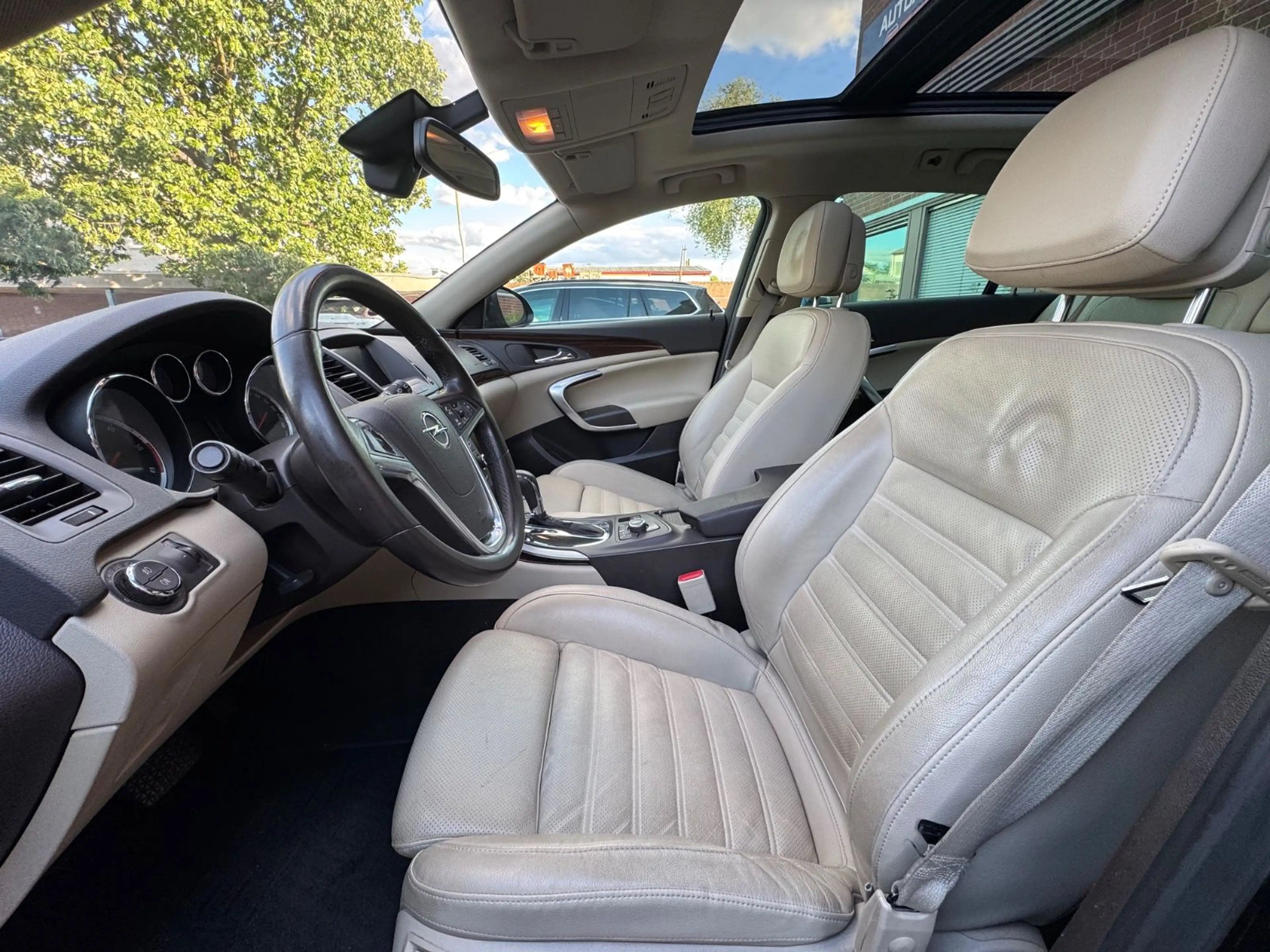 Opel Insignia A Sports Tourer 4x4 *LEDER*PANO*TEMPO* — photo 11