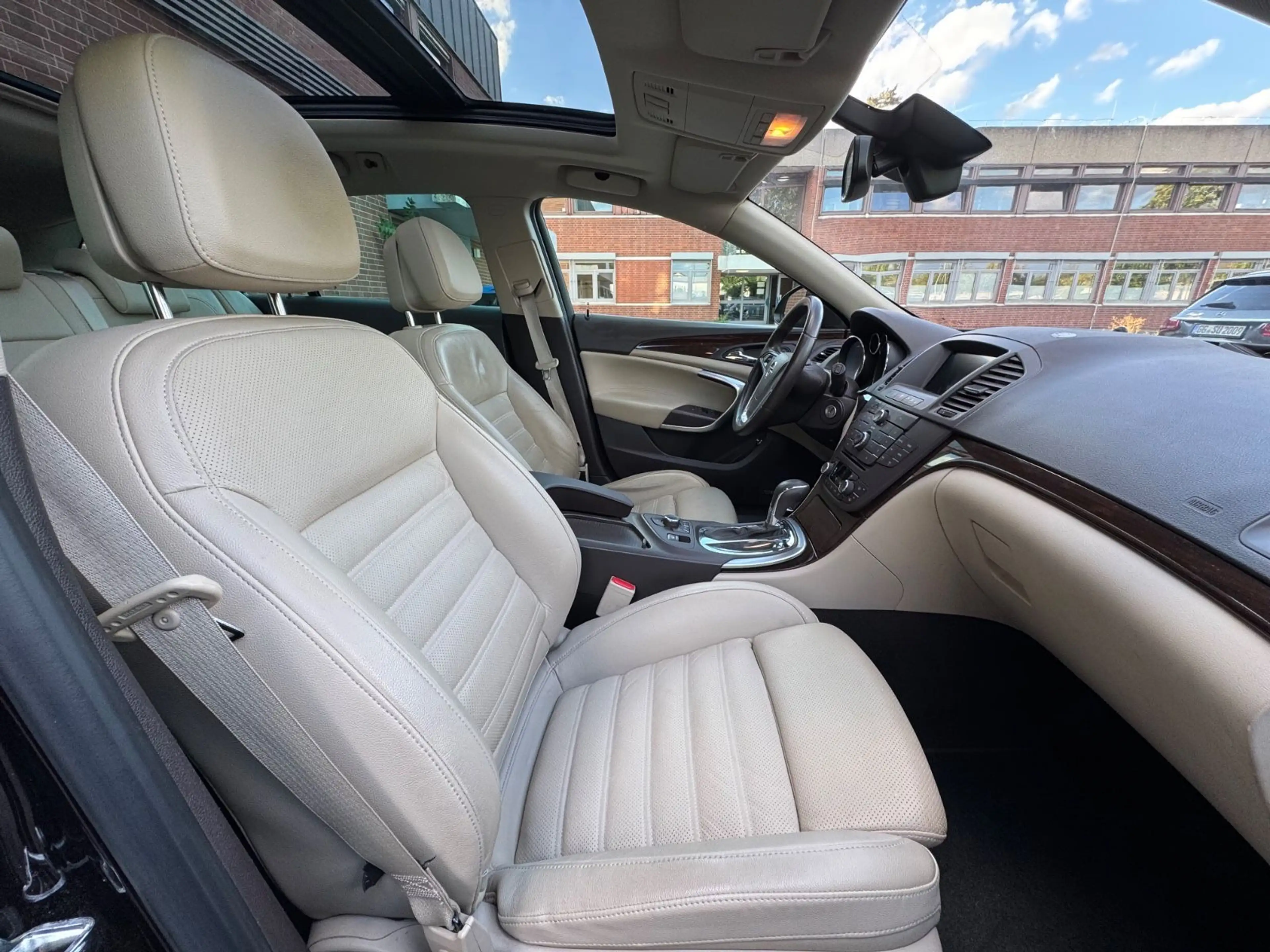 Opel Insignia A Sports Tourer 4x4 *LEDER*PANO*TEMPO* — photo 12