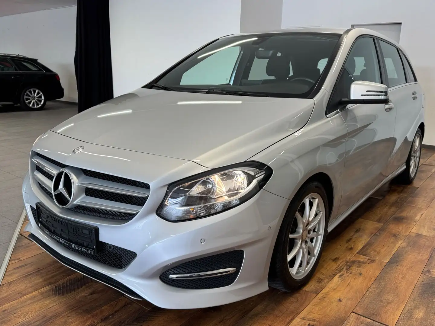 Mercedes-Benz B 180 d  NAVI.KAMERA.AUTOMATIK.AHK SHZ.PDC Argento - 1