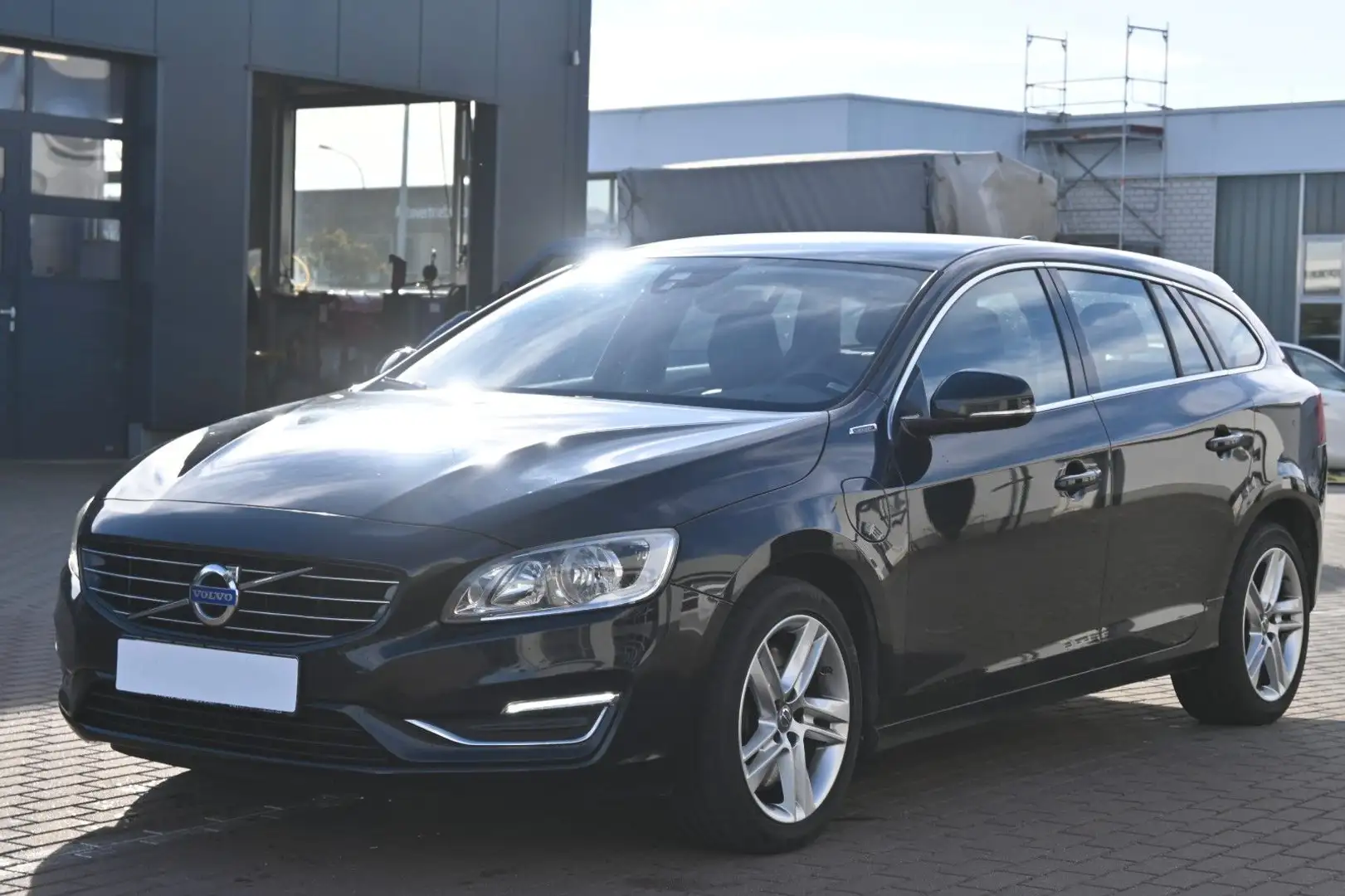 Volvo V60 Kombi D6 Summum AWD*NAV*LED*TEMPO* Zwart - 1