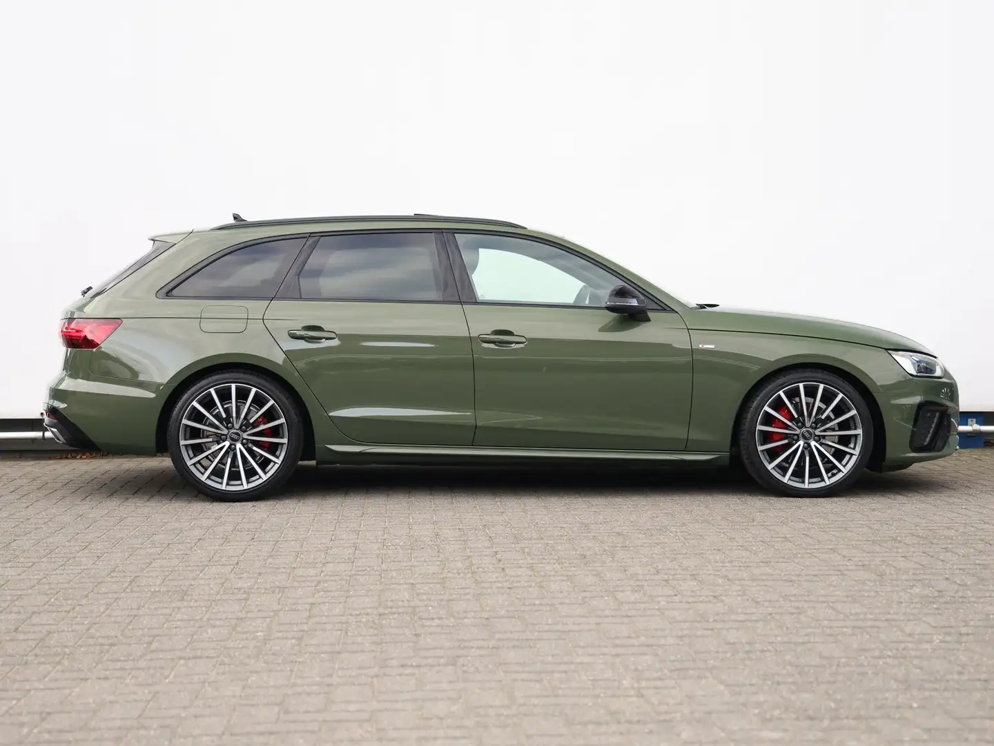 Audi A4 Avant 40 TFSI S edition Competition | Pano | Zwart Vert - 2