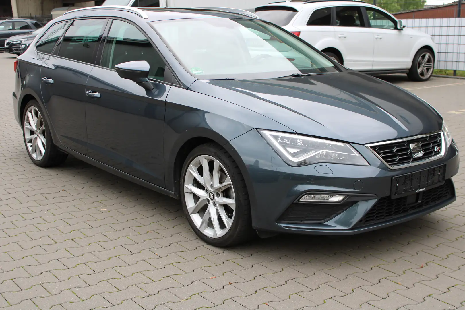 SEAT Leon 1.5 ST FR Navi/LEDER/Panorama/LED/AHK/SHZ/PDC/ACC Grau - 2