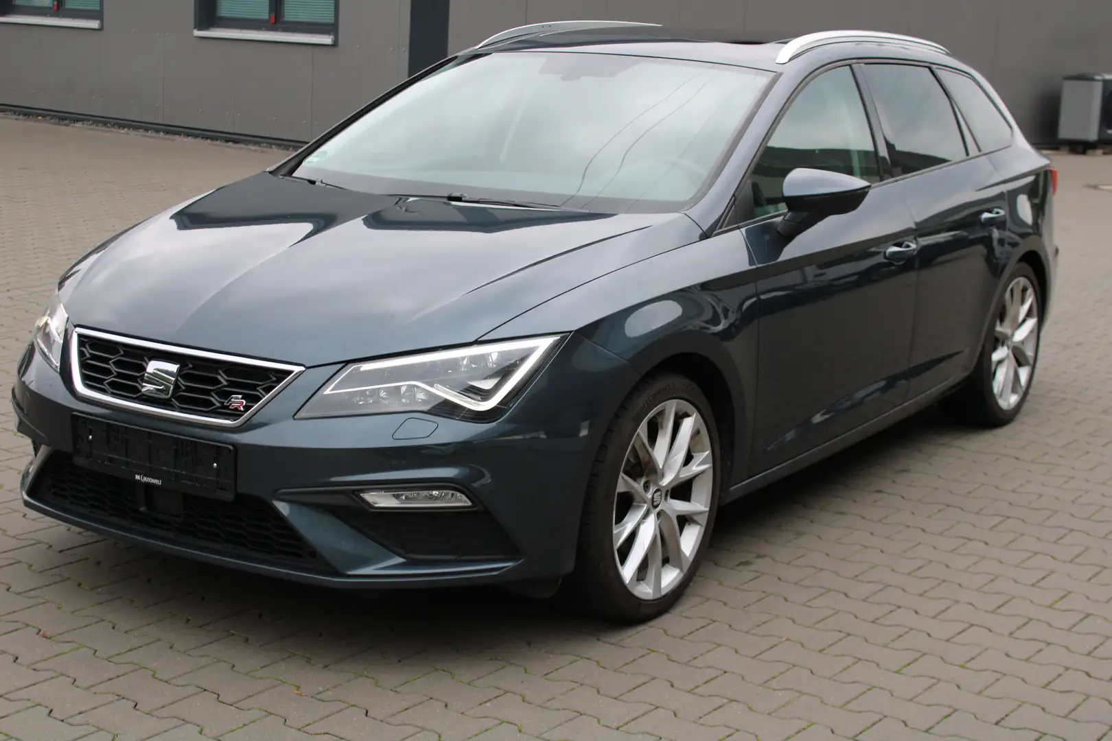 SEAT Leon 1.5 ST FR Navi/LEDER/Panorama/LED/AHK/SHZ/PDC/ACC Grau - 1