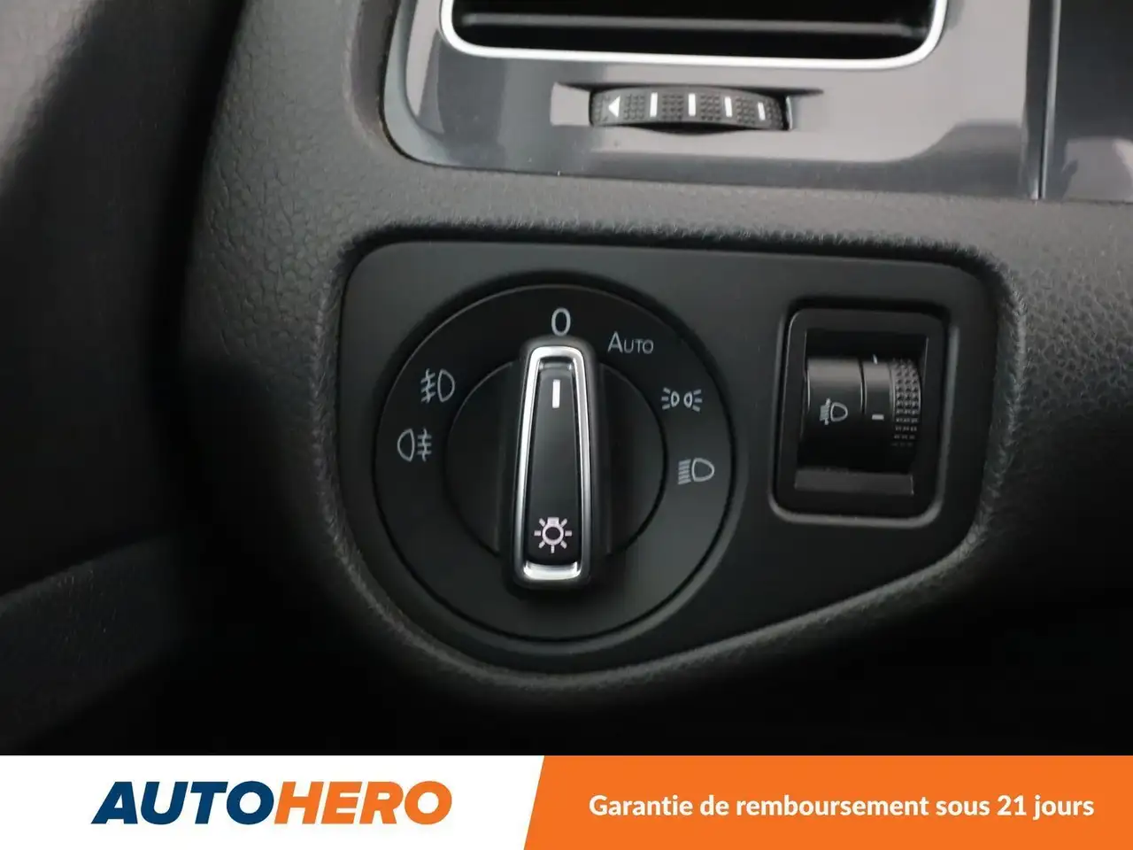 Volkswagen Golf Standard Model — photo 31
