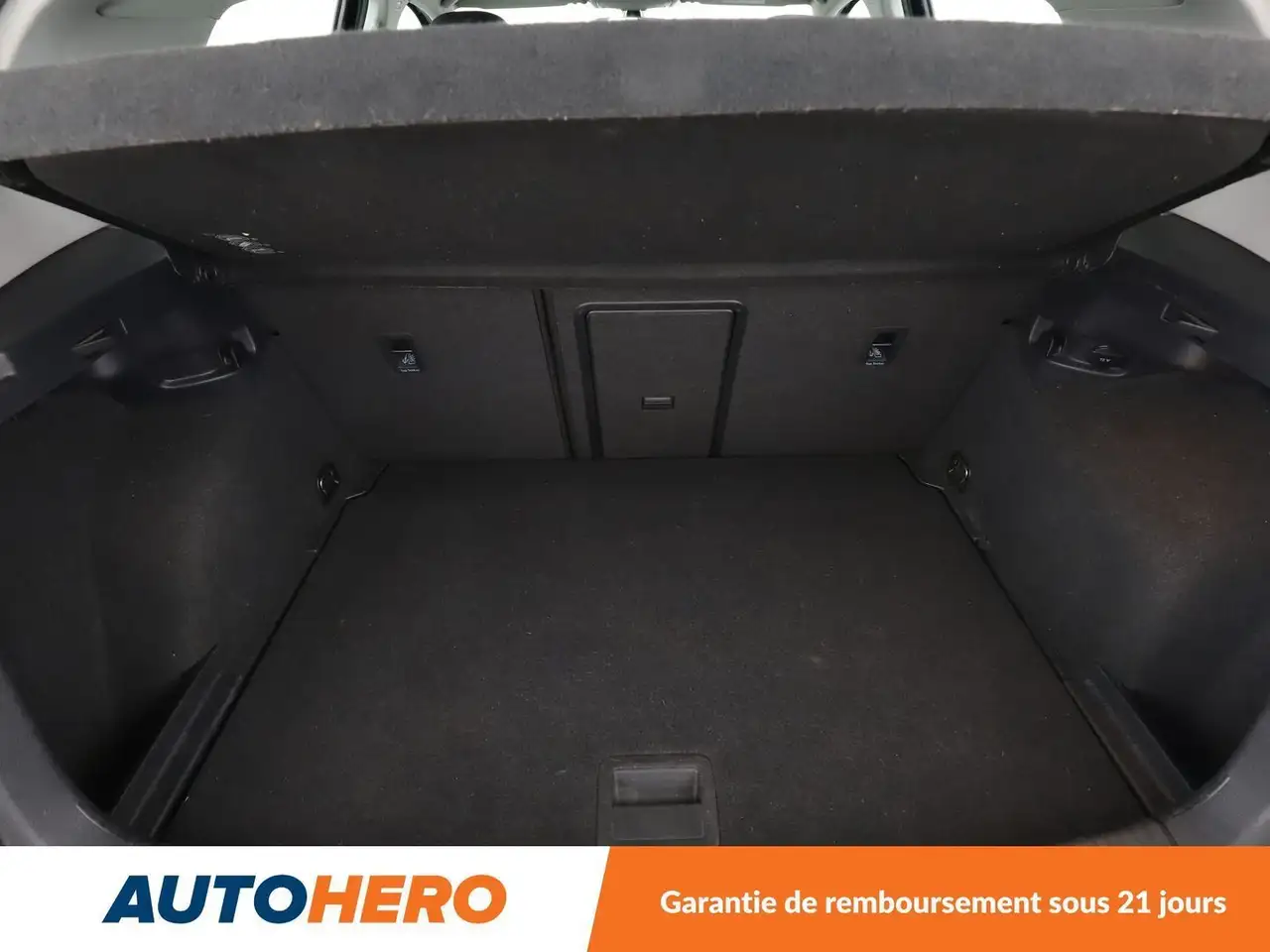 Volkswagen Golf Standard Model — photo 17