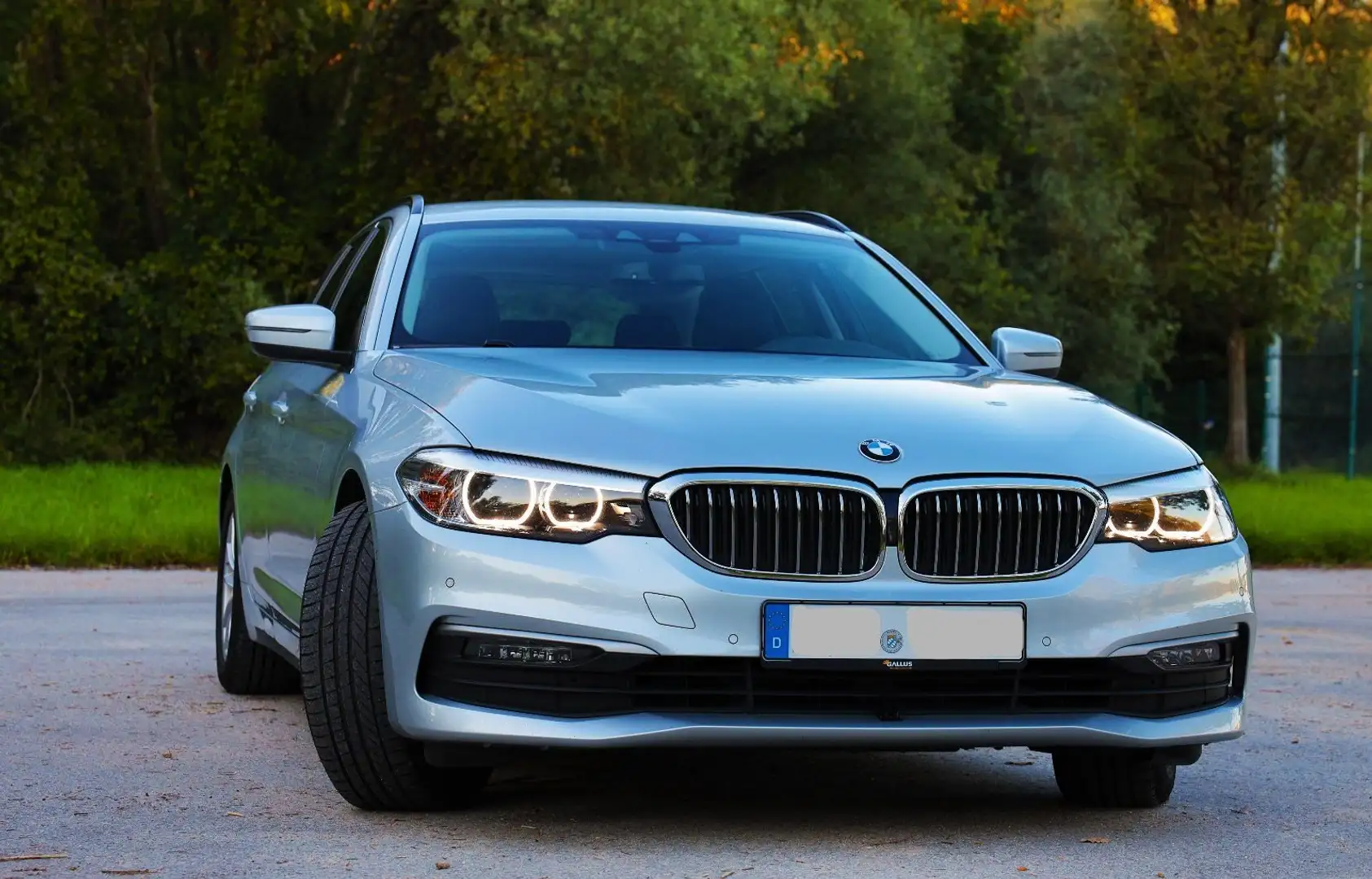 BMW 530 5er Touring Diesel 530d xDrive Touring Aut. srebrna - 2