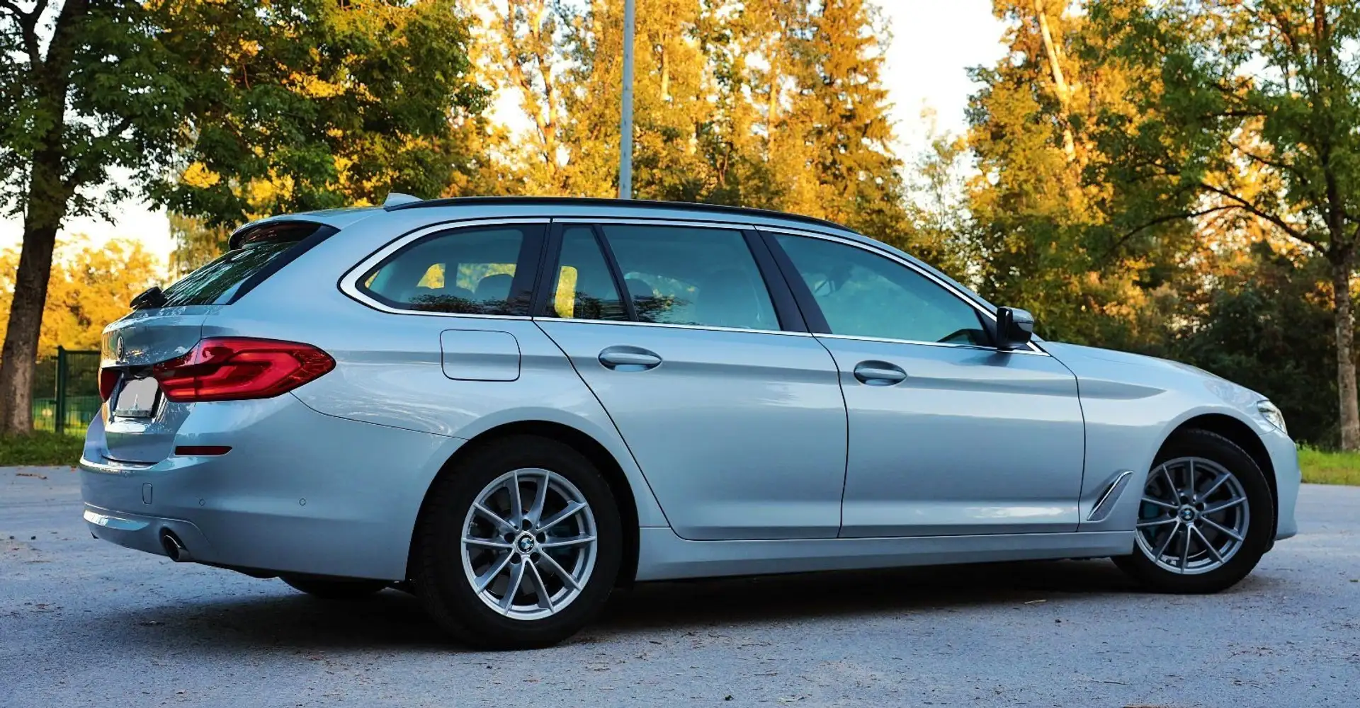 BMW 530 5er Touring Diesel 530d xDrive Touring Aut. srebrna - 1