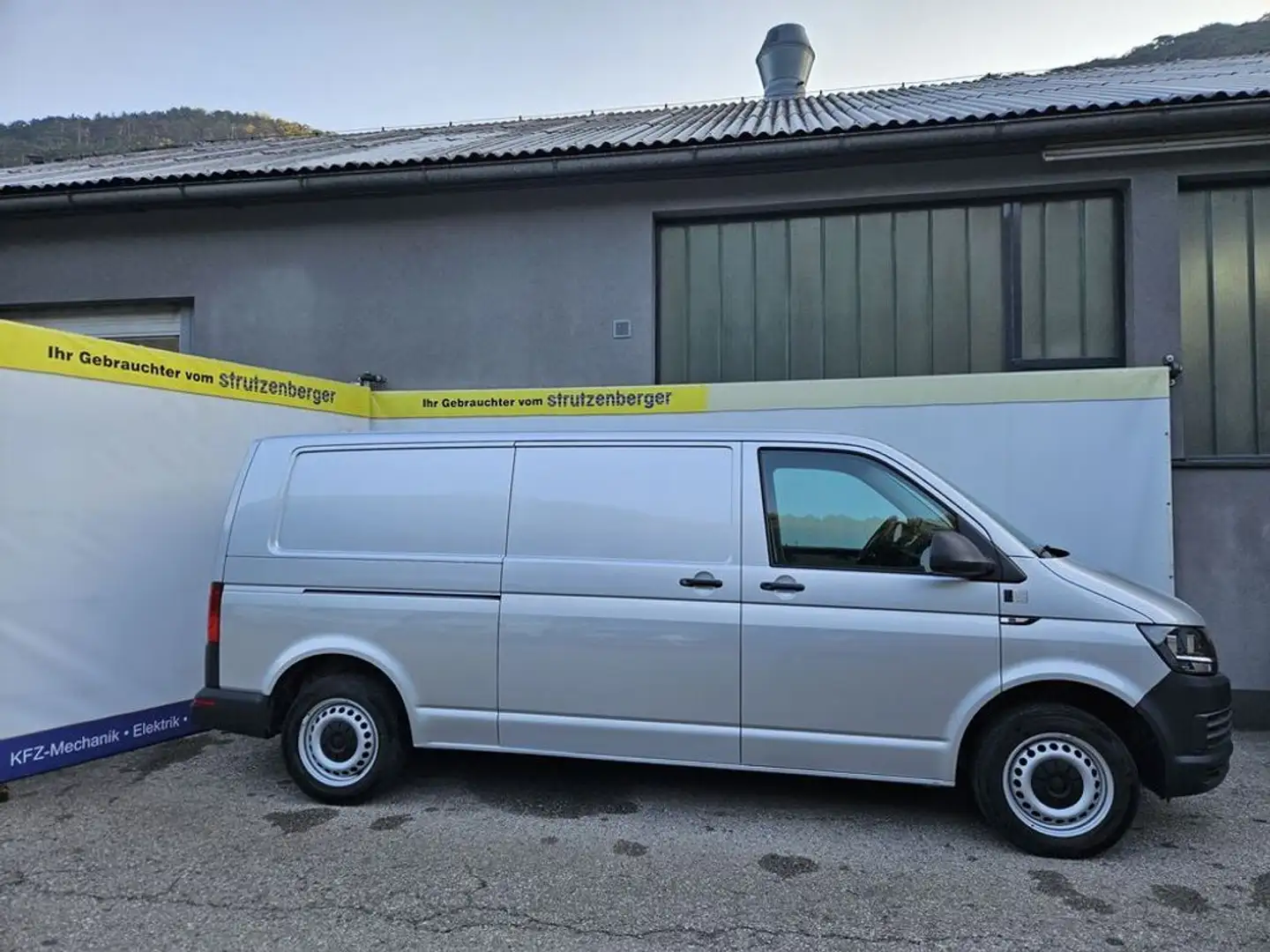 Volkswagen T6 Transporter Kasten LR 2,0 TDI 102PS Regale PDC Silber - 1