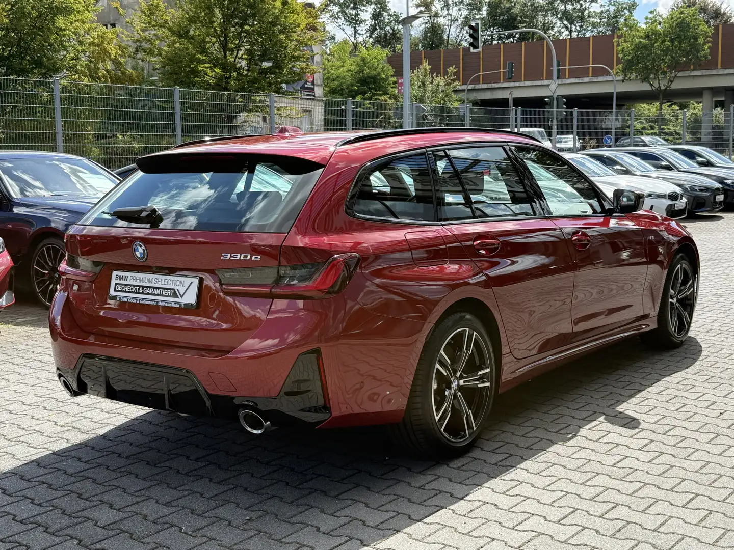 BMW 330 e Touring M Sport AHK Stop&Go FACELFT Rot - 2