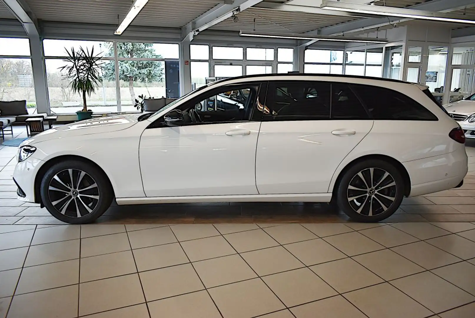 Mercedes-Benz E 300 e T 9G-TRONIC Exclusive White - 2