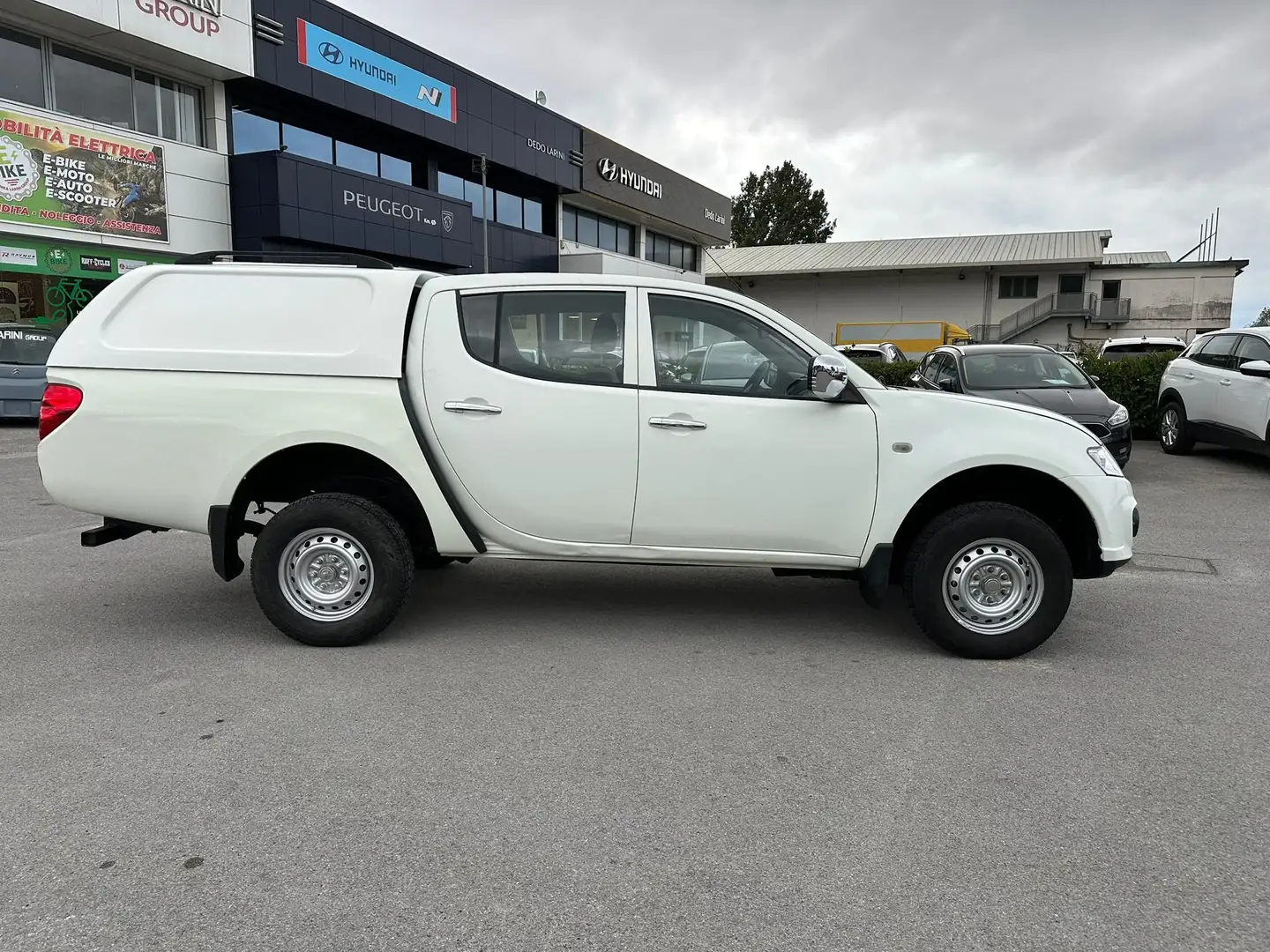 Mitsubishi L200 L200 d.cab 2.5 di-d Invite M1 meccanica perfetta! White - 1